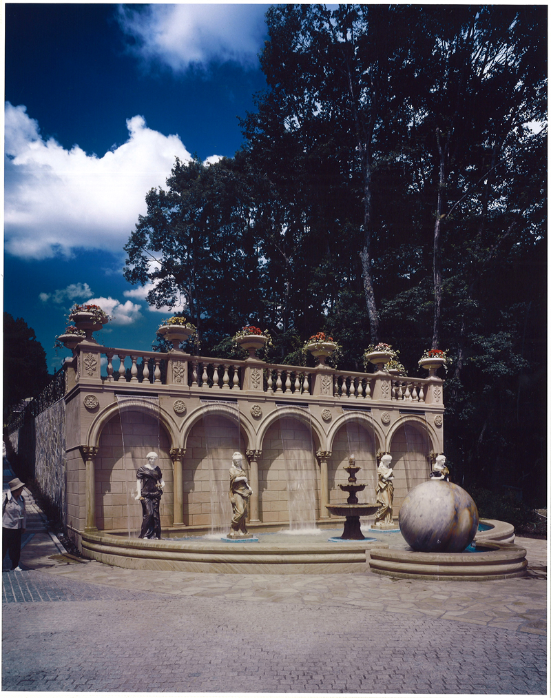 イメージをもとにヴィンテージハウスのライブラリアンが創り上げた噴水